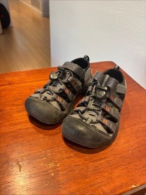 Keen Kids Newport H2, Gray Closed-Toe Sport Sandals